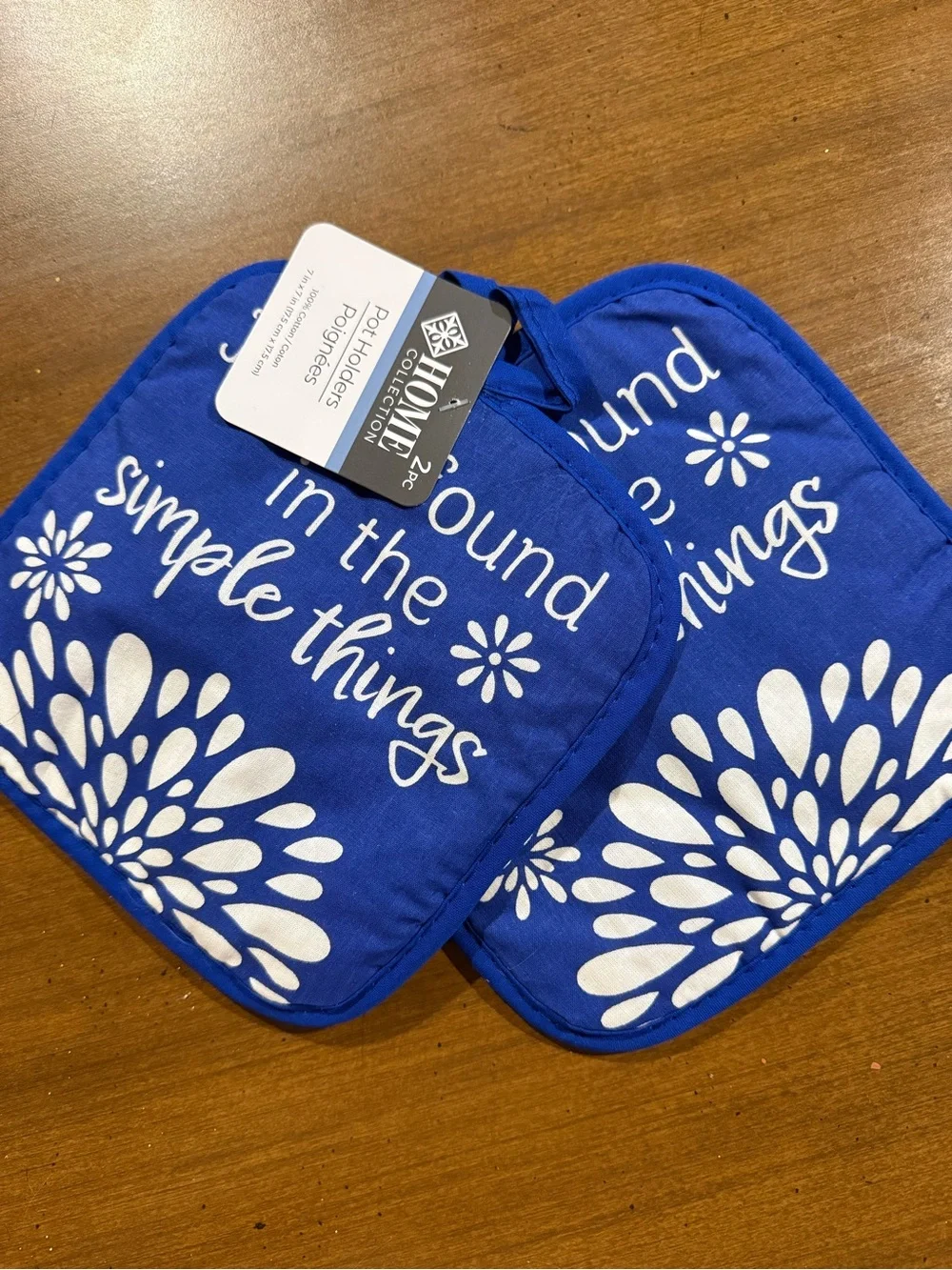 Home Collection Blue and White Floral Kitchen Towel and Potholder Set